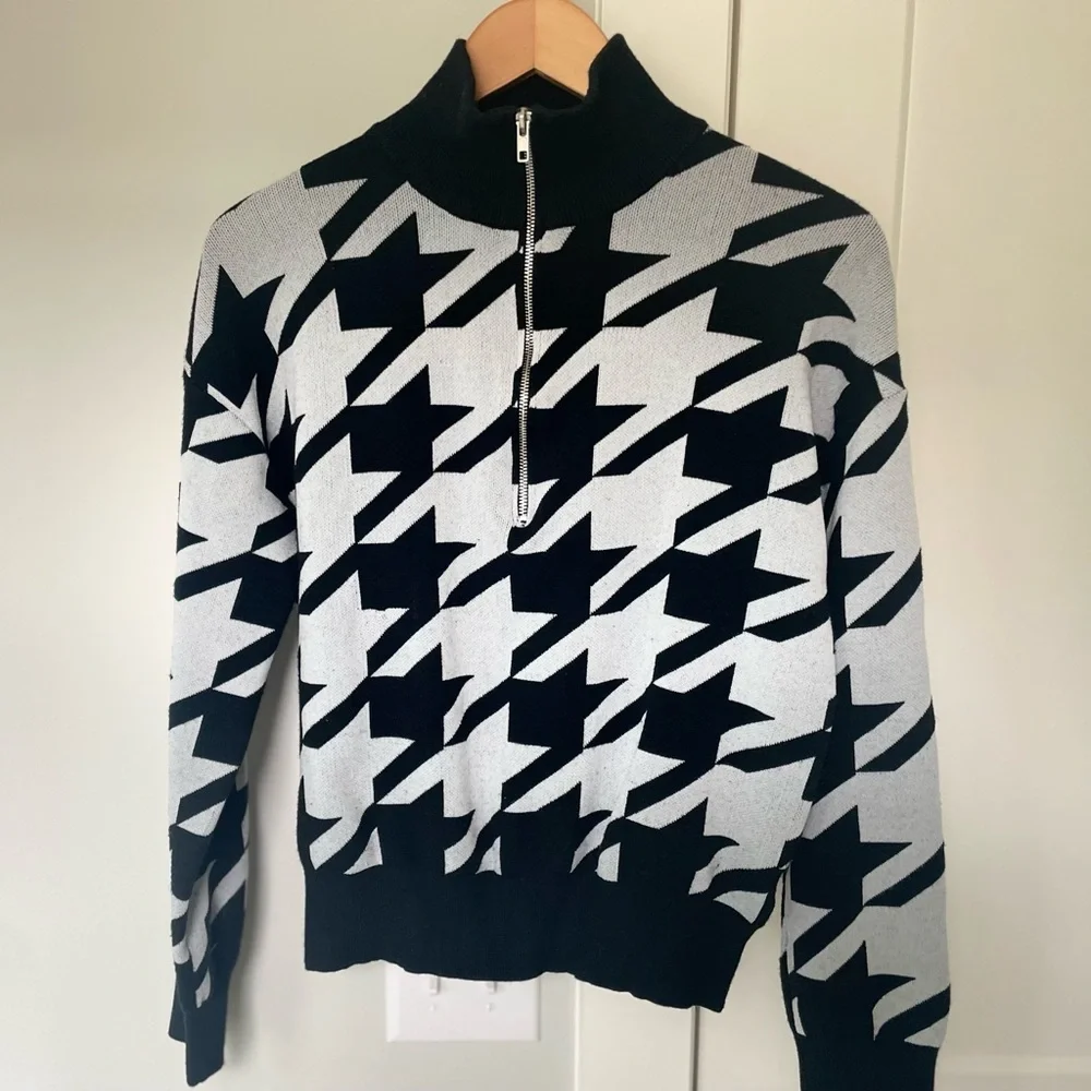 Vigoss Houndstooth Quarter-Zip Cropped Sweater - Size Medium - Black & Grey